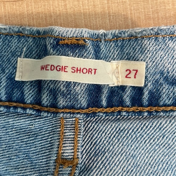 Levi’s Wedgie Shorts - Picture 3 of 3